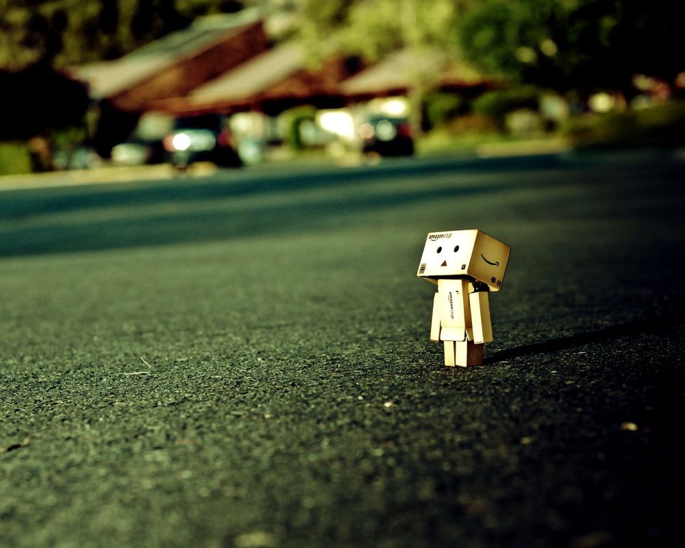 Обои для рабочего стола Данбо / Danbo стоит на дороге и смотрит вдаль