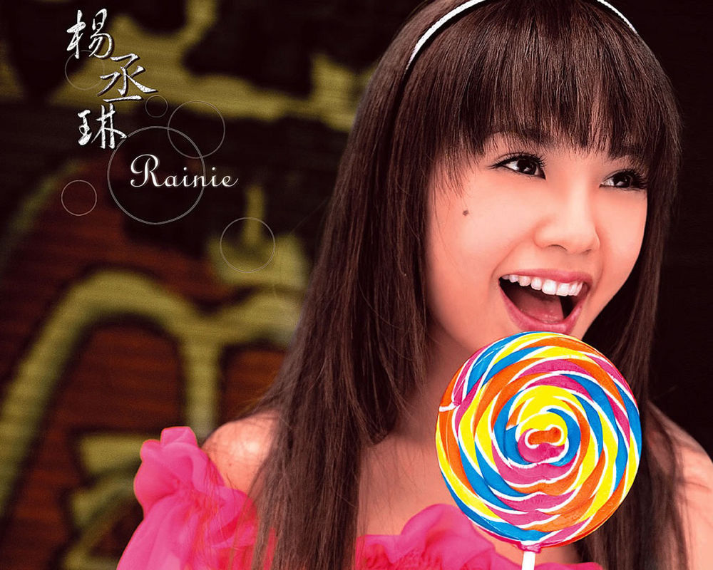 Обои для рабочего стола Rainie Yang / Рейни Ян с леденцом