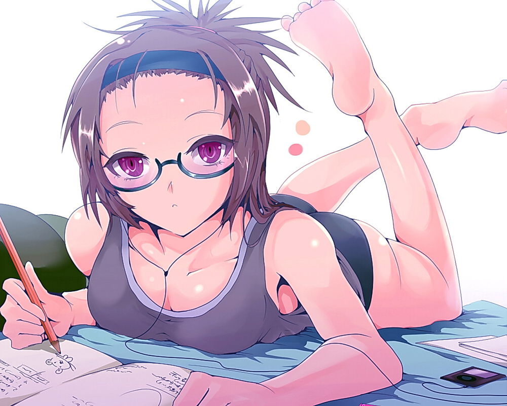 Обои для рабочего стола Девушка в очках, лёжа на кровати, рисует в тетрадке и слушает музыку