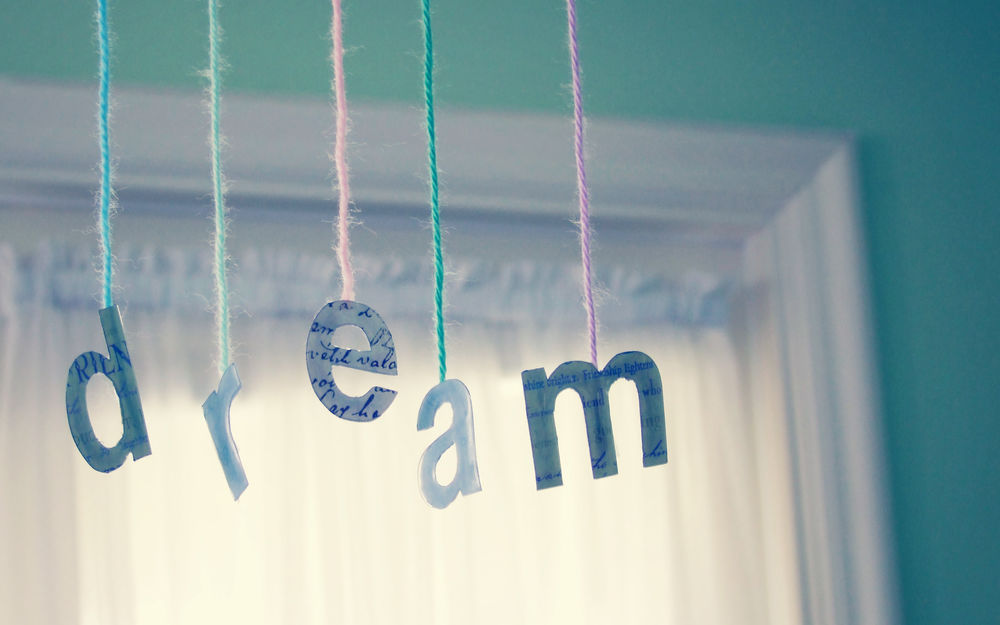 Обои для рабочего стола Фраза 'dream' составленная из буковок, подвешенных на верёвочках