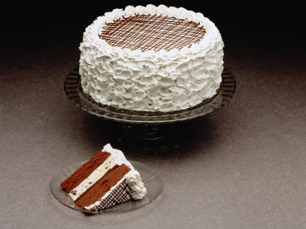 Обои для рабочего стола Шоколадный торт с большим количеством крема
