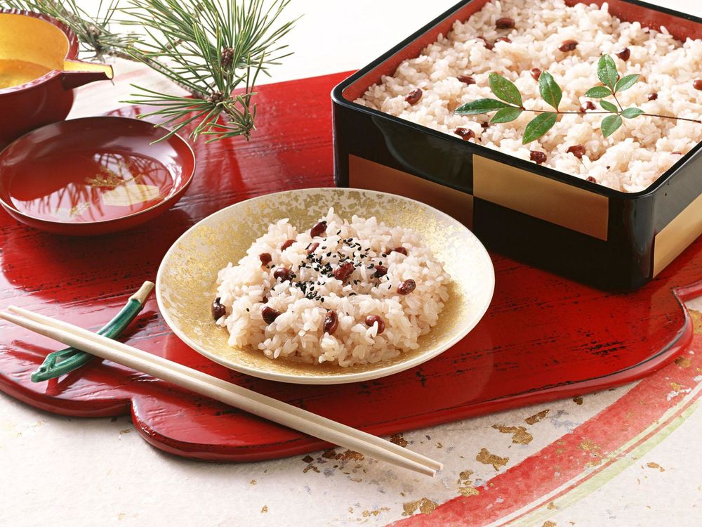 Обои для рабочего стола Рис с изюмом посыпанный кунжутом
