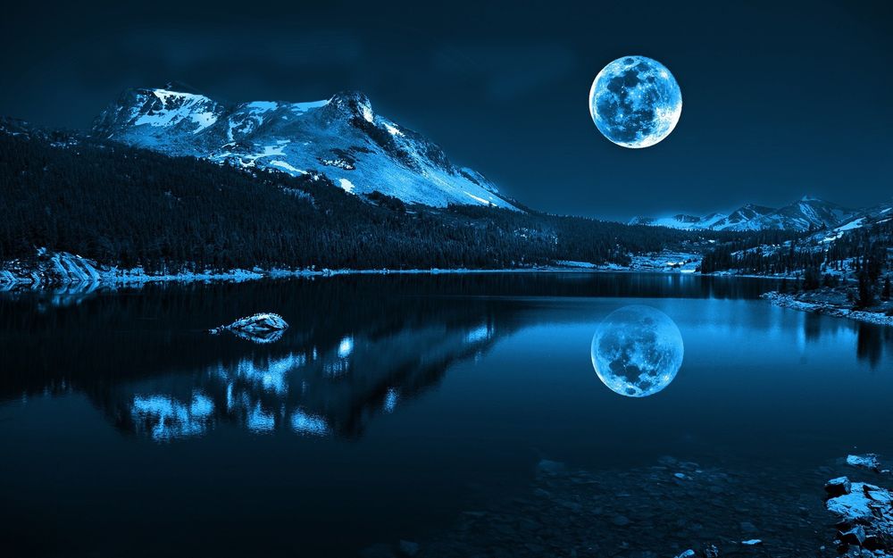 Обои на рабочий стол Луна ,лунная ночь ,озеро в окружении гор и леса, обои  для рабочего стола, скачать обои, обои бесплатно