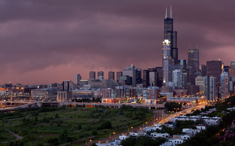 Обои для рабочего стола Чикаго ,город на фоне неба затянутого тучами