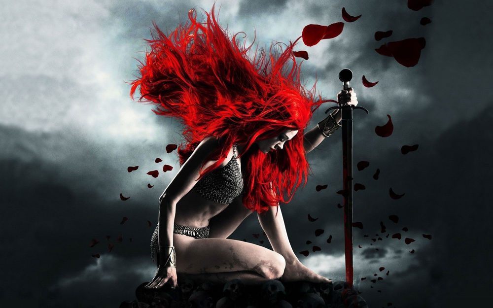 Обои для рабочего стола Вооружённая мечом девушка с ярко красными волосами