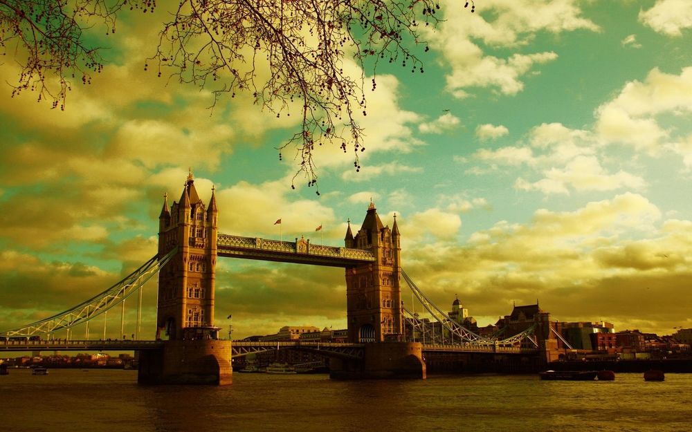 Обои для рабочего стола England, London / Англия, Лондон, вид на Tower bridge / Тауэрский мост ночью с реки Темза / Thames осенним днем