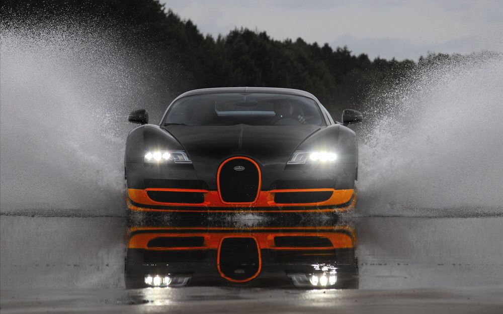 Обои для рабочего стола Bugatti Veyron на трассе