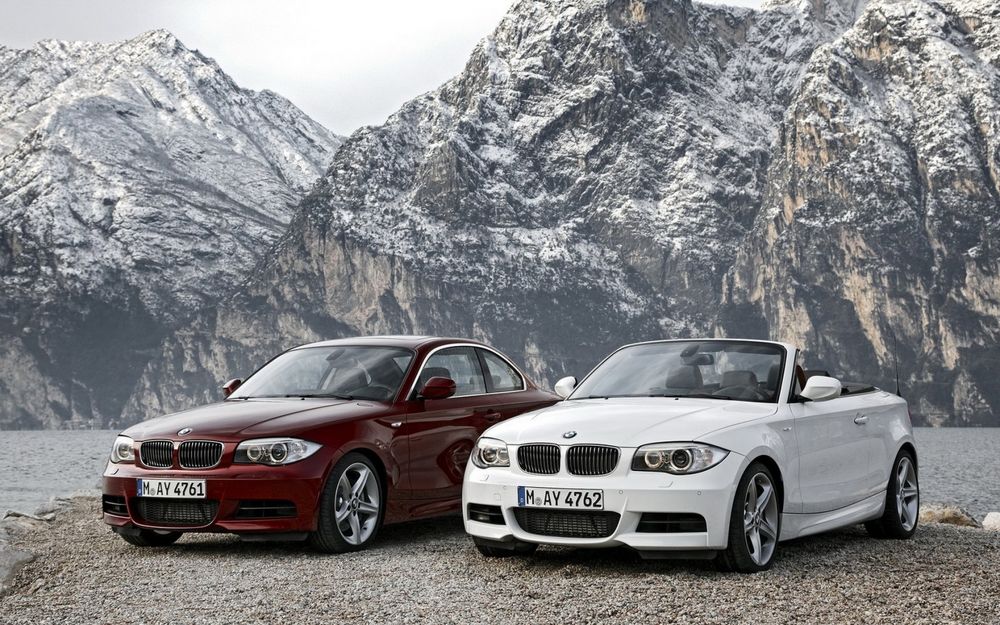 Обои для рабочего стола BMW купе и кабриолет на фоне гор