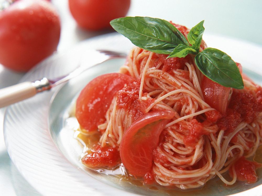 Обои для рабочего стола Спагетти с помидороми