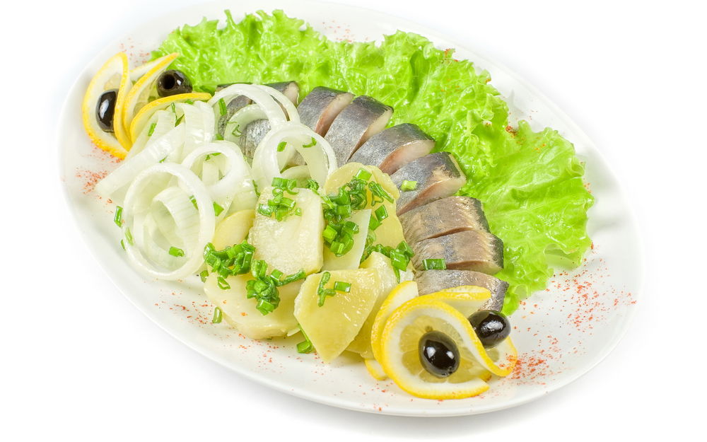 Обои для рабочего стола Сельдь с луком, отварной картофель, оливки, салат, лимон