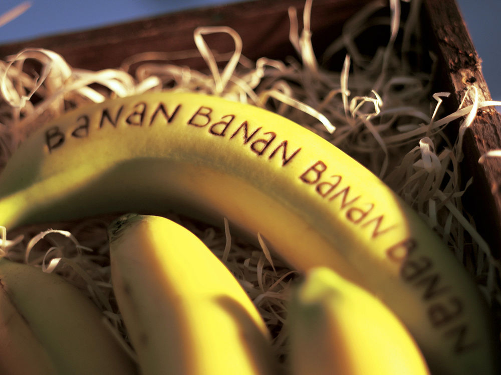 Обои для рабочего стола Бананы в деревянной стружке (Banan)