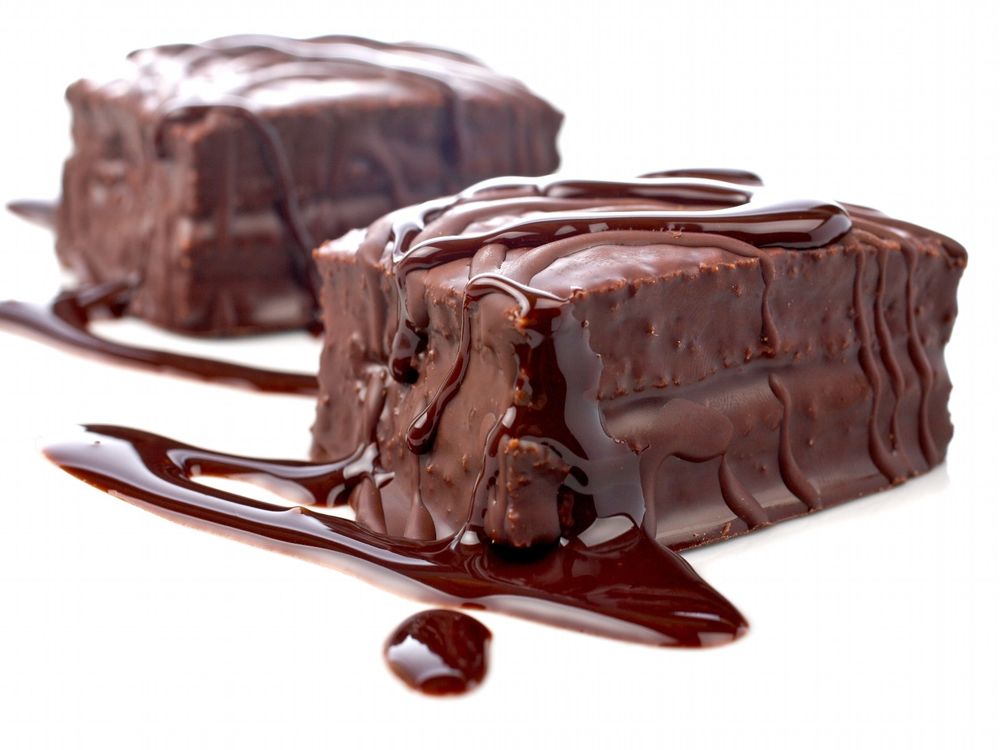 Обои для рабочего стола Шоколадные конфеты с шоколадным сиропом