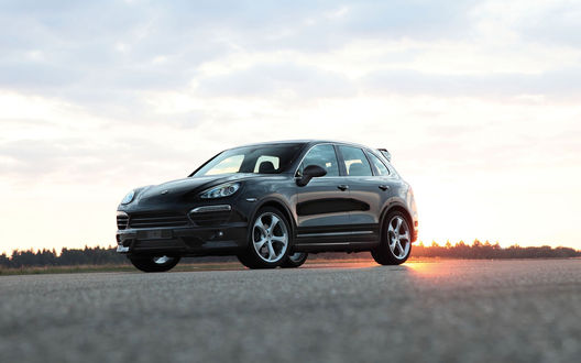 Обои на рабочий стол Новый Porsche Cayenne от тюнеров из TechArt на дороге