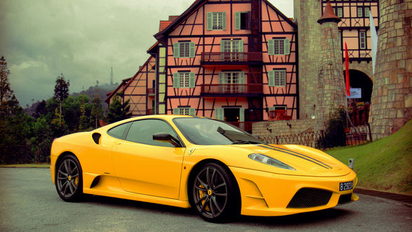 Обои на рабочий стол Ferrari 458 430 16M Scuderia LP570 машина стоит не далеко от домов