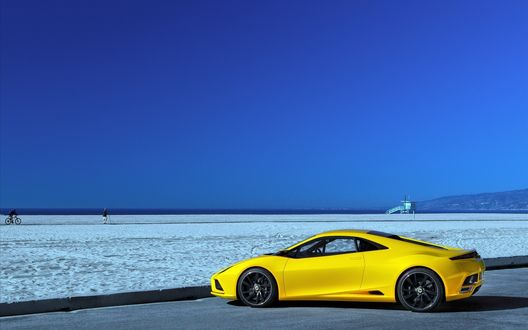 Обои на рабочий стол Желтая Ferrari 458 430 16M Scuderia LP570 стоит возле пляжа