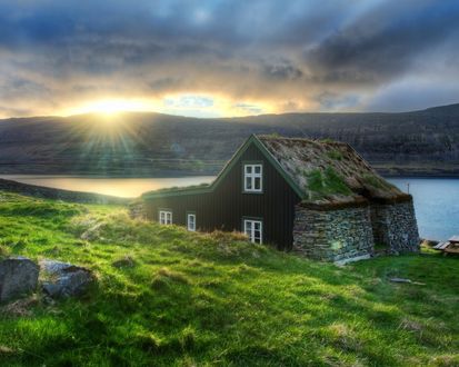 Обои на рабочий стол Дом у озера в горах Reykjavik / Рейкявик на закате в Исландии
