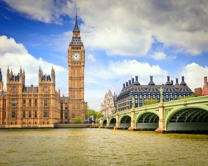 Обои на рабочий стол Мост через реку идущий к Часовой башне / Big Ben в Лондоне