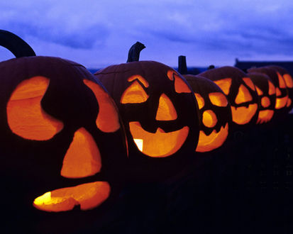 Обои на рабочий стол Ряд светильников Джека на набережной в Хэллоуин / Haloween