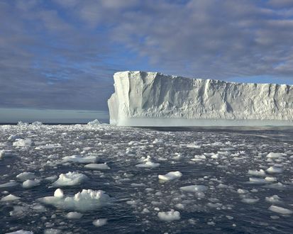 Обои на рабочий стол Огромный айсберг в ледяном море