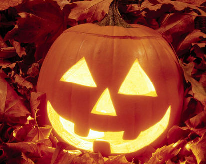 Обои на рабочий стол Светильник Джека в осенних листьях в Хэллоуин / Haloween