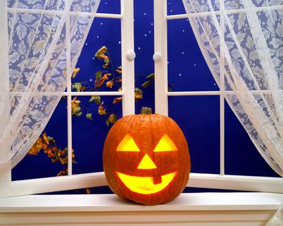 Обои на рабочий стол Светильник Джека на подоконникем в Хэллоуин / Haloween