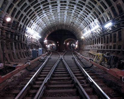 Обои на рабочий стол Рельсы идущие в два туннеля в Московском метрополитене