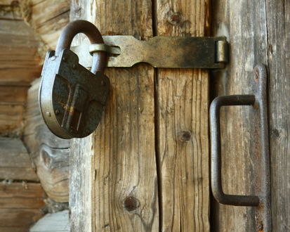 Обои на рабочий стол Дверь старого дома заперта на ржавый замок