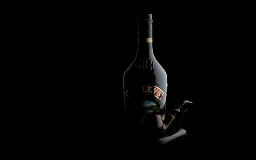 Обои на рабочий стол Бутылка ирландского ликера Baileys