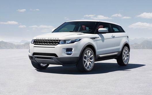 Обои на рабочий стол Аувтомобиль Range rover Evoque на фоне белых песков пустыни и гор