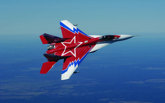 Обои на рабочий стол Самолет МиГ-29 сбелой звездой на красном фоне
