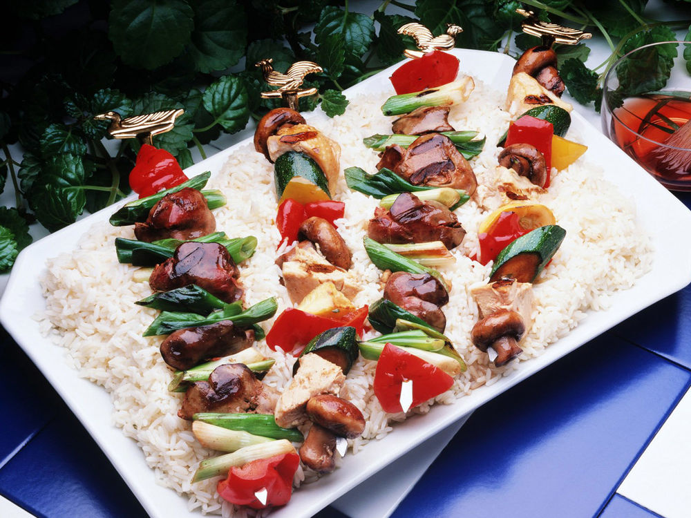 Обои для рабочего стола Шашлыки из овощей и мяса на рисе