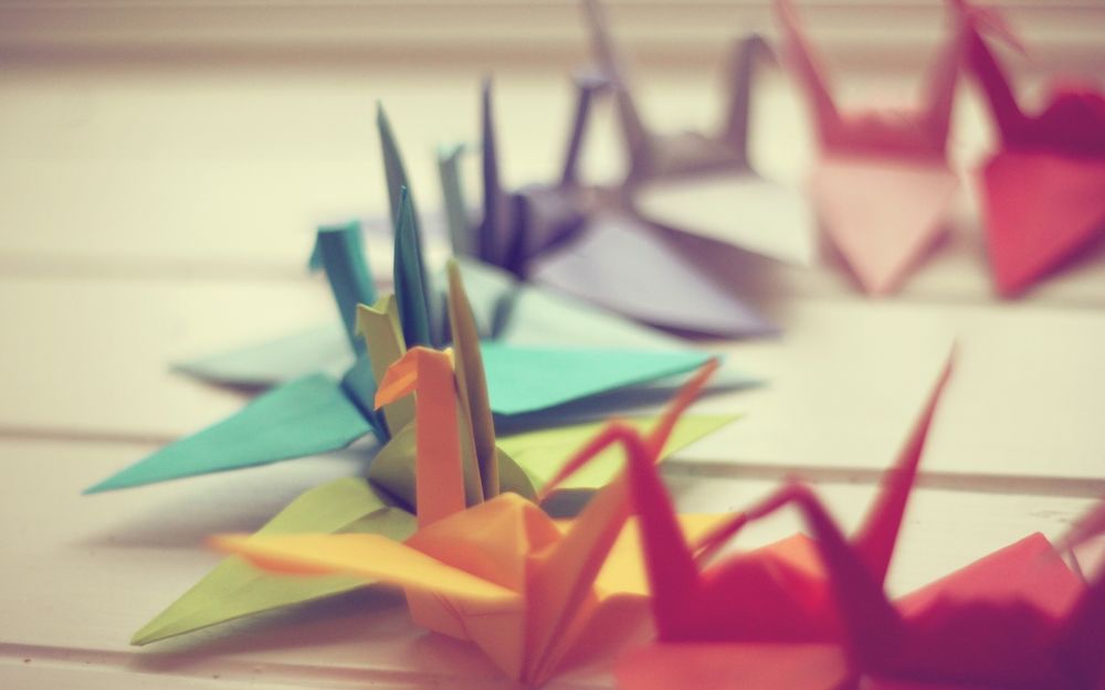 Обои для рабочего стола Разноцветные оригами-журавлики
