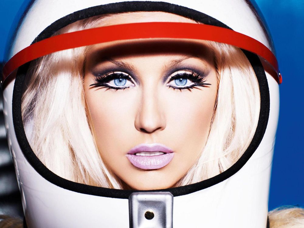 Обои для рабочего стола Christina Aguilera / Кристина Агилера в костюме космонавта
