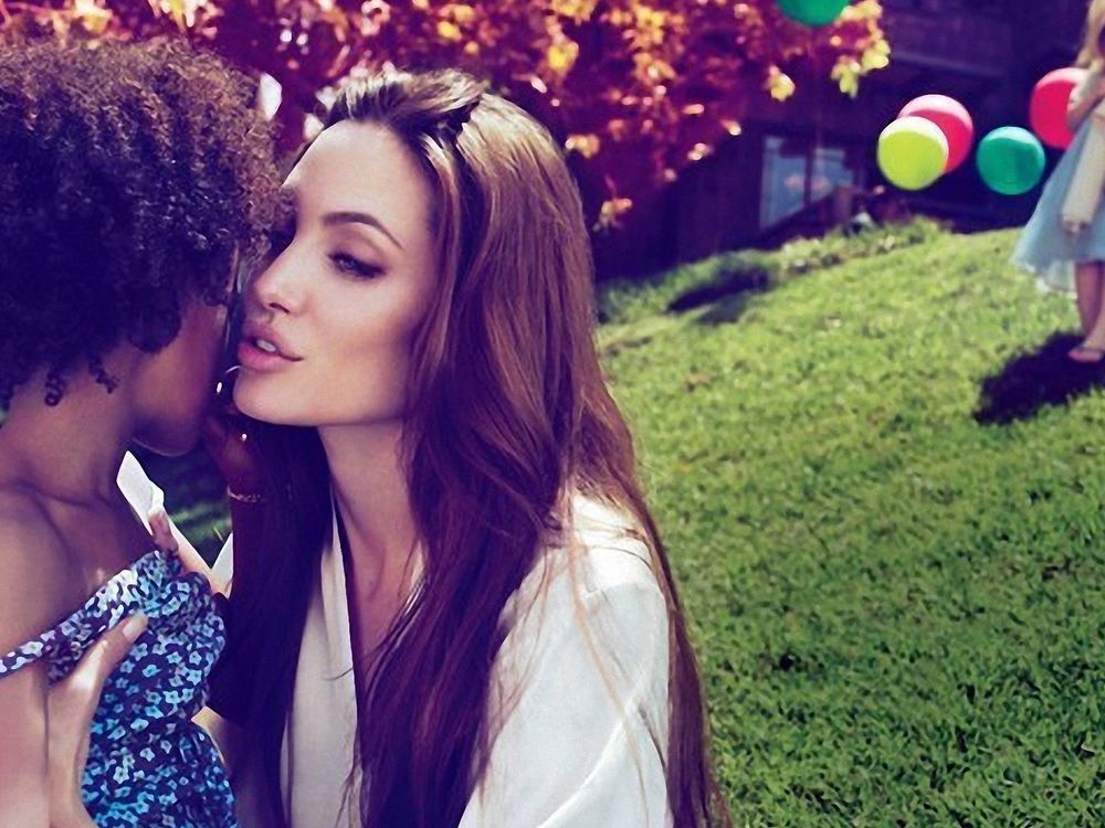 Обои для рабочего стола Angelina Jolie / Анжелина Джоли с дочерью