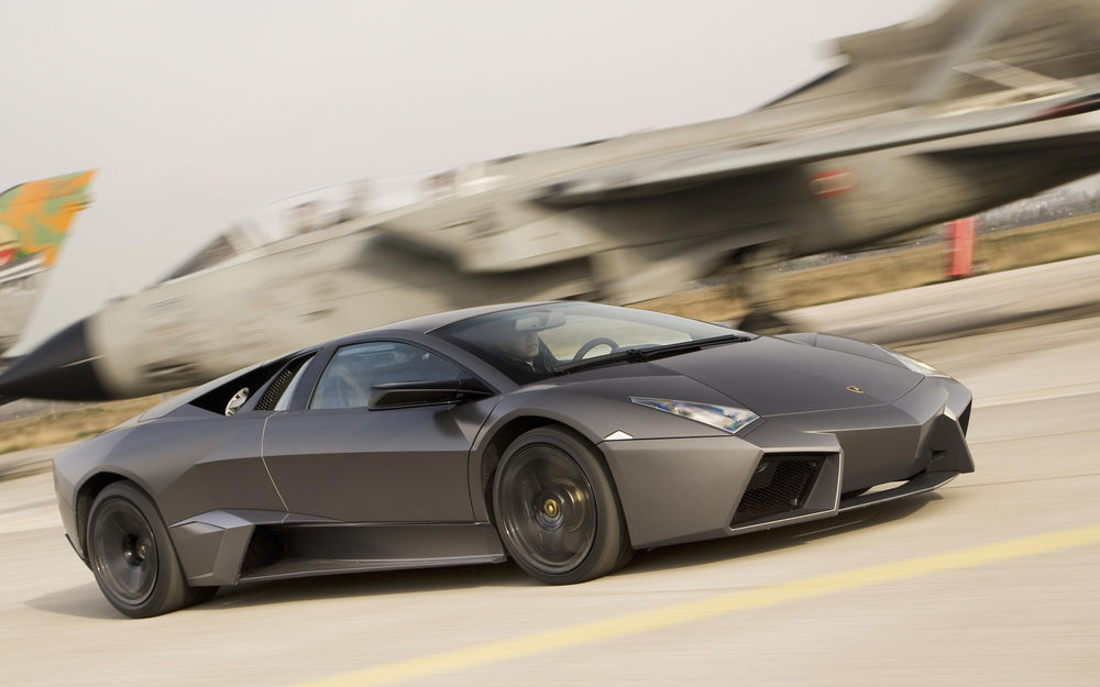 Обои для рабочего стола Lamborghini Reventon быстро едет по взлетной полосе военного аэропорта