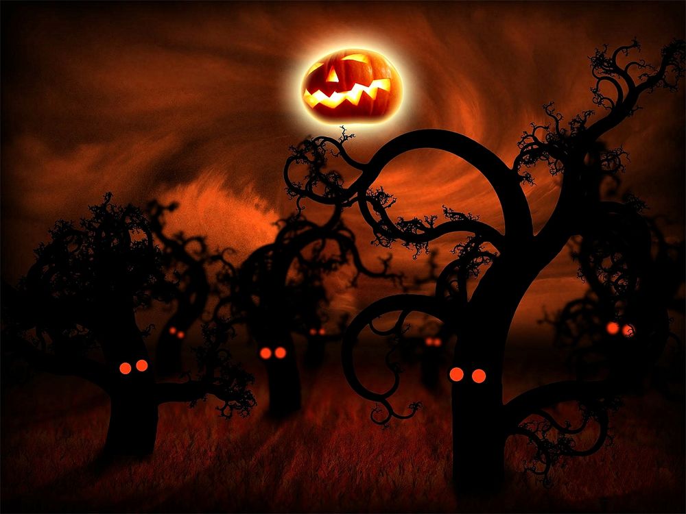 Обои для рабочего стола Зависший в небе среди темного леса тыквенный светильник Джека в Хэллоуин / Halloween