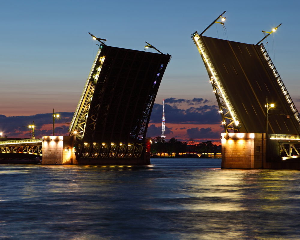 Обои для рабочего стола Разводящий мост в Санкт-Петербурге на Неве подсвеченный фонарями в белые ночи