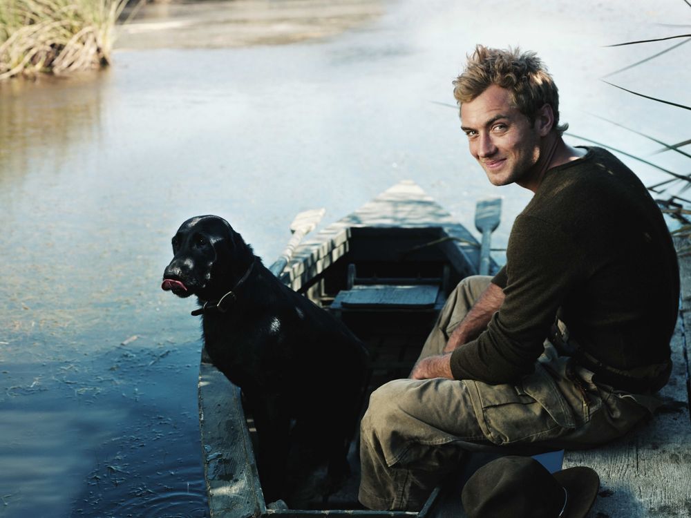 Обои для рабочего стола Джуд Лоу / Jude Law в лодке с черным псом