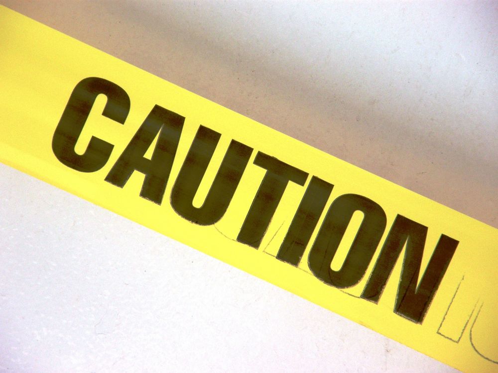 Обои для рабочего стола Желтая лента с надписью Caution / Предупреждение