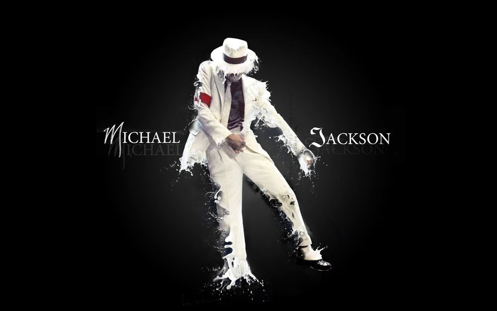 Обои для рабочего стола Michael Jackson в белом костюме, белой шляпе и красной повязке на черном фоне, облит молоком
