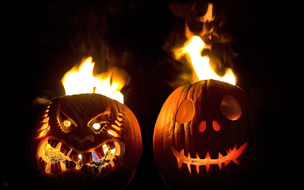 Обои для рабочего стола Светильники Джека на фоне огня в Хэллоуин / Haloween