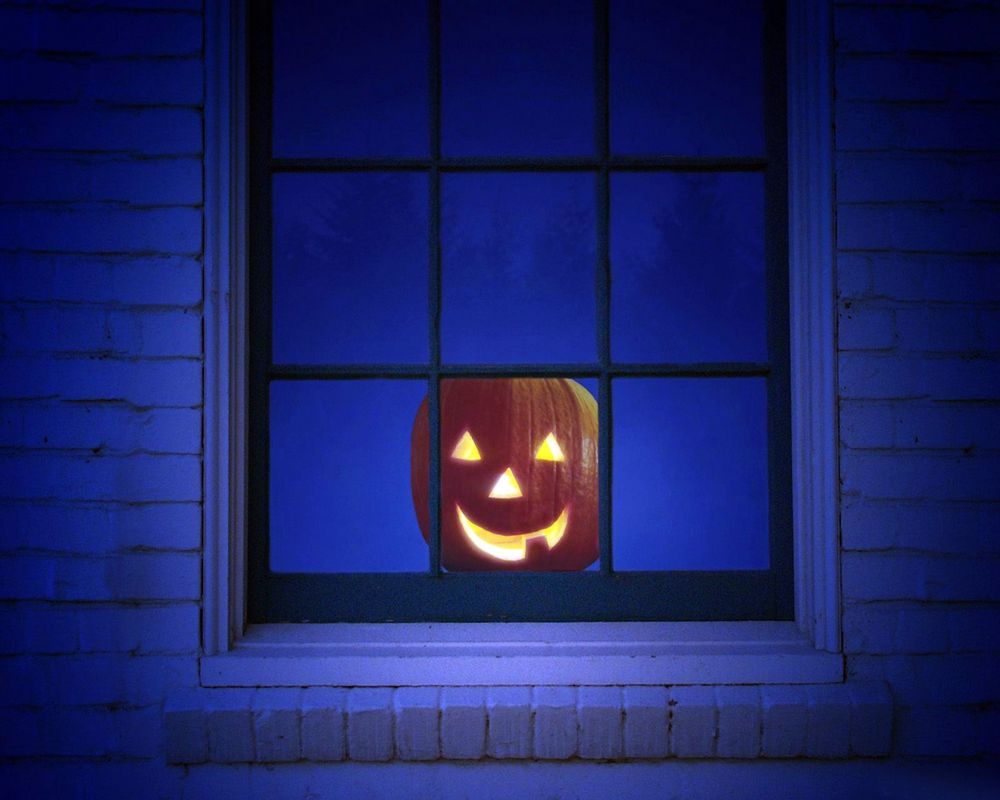 Обои для рабочего стола Светильник Джека в окне в Хэллоуин / Haloween