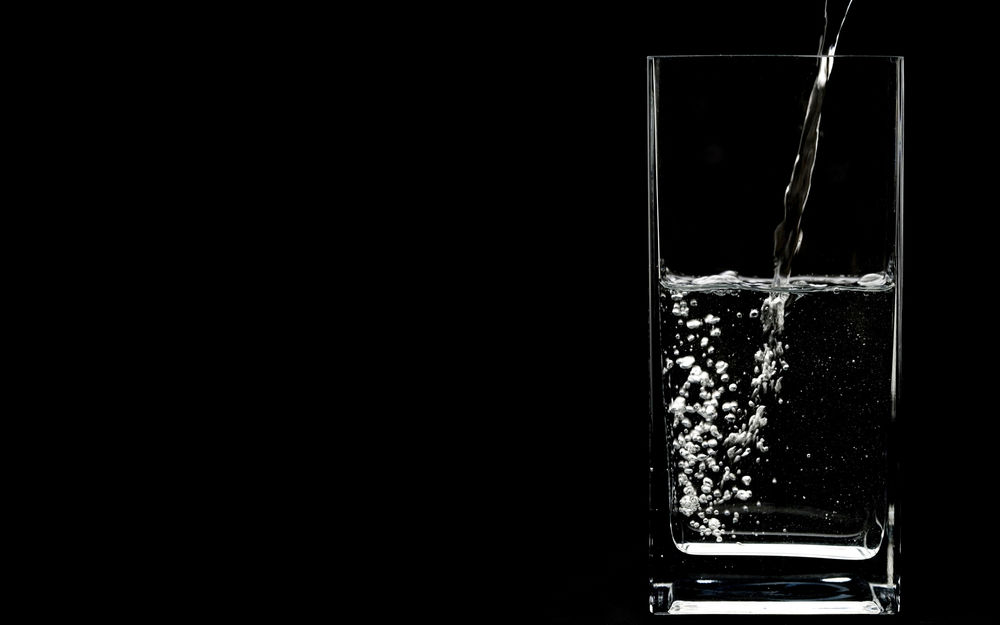 Обои для рабочего стола В стакан льется вода