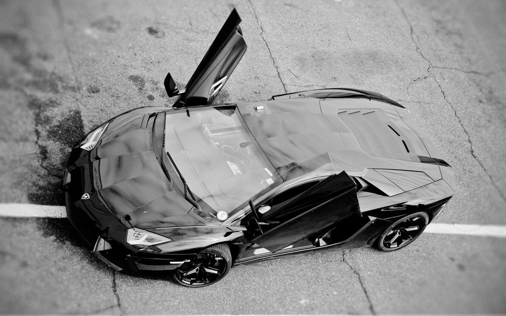Обои для рабочего стола Черный Lamborghini Aventador LP700-4 стоит на дороге