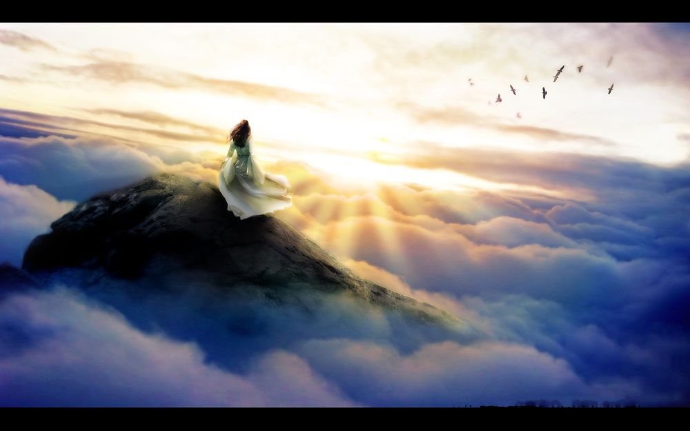 Обои для рабочего стола Девушка на вершине высокой горы любуется восходом солнца и плывущими под ней облаками