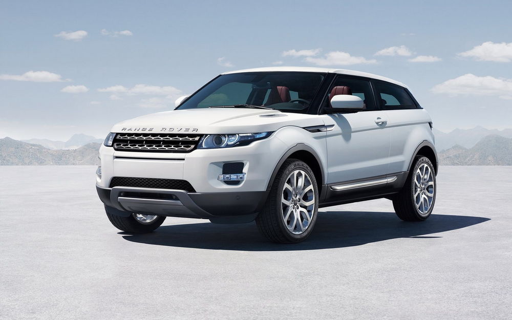 Обои для рабочего стола Аувтомобиль Range rover Evoque на фоне белых песков пустыни и гор