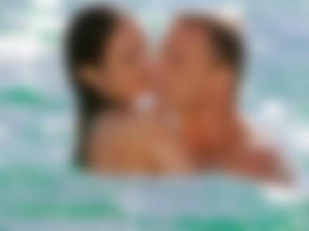 Обои на рабочий стол Дениэл Крейг и Ольга Куриленко / Daniel Craig & Olga Kurylenkо обнимаются в океане