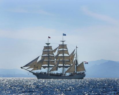 Обои на рабочий стол Парусник Europa в море