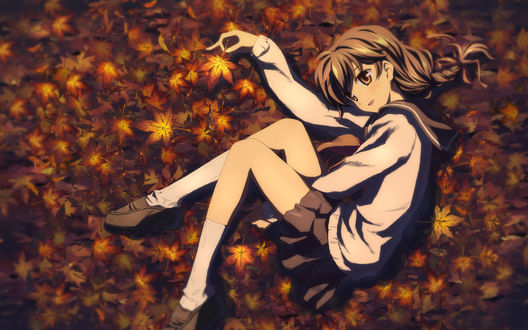 Обои на рабочий стол Милая анимешная девочка в школьной форме лежит на опавшей осенней листве