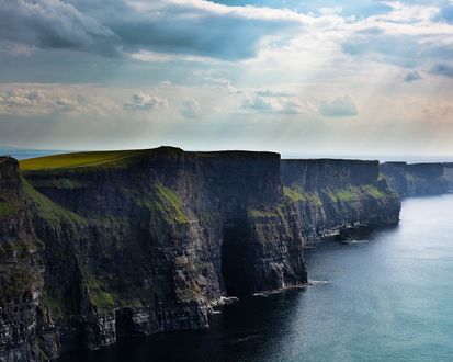 Обои на рабочий стол Большие обрывистые утёсы Мохер у моря в Ирландии / Cliffs of Moher in Ireland